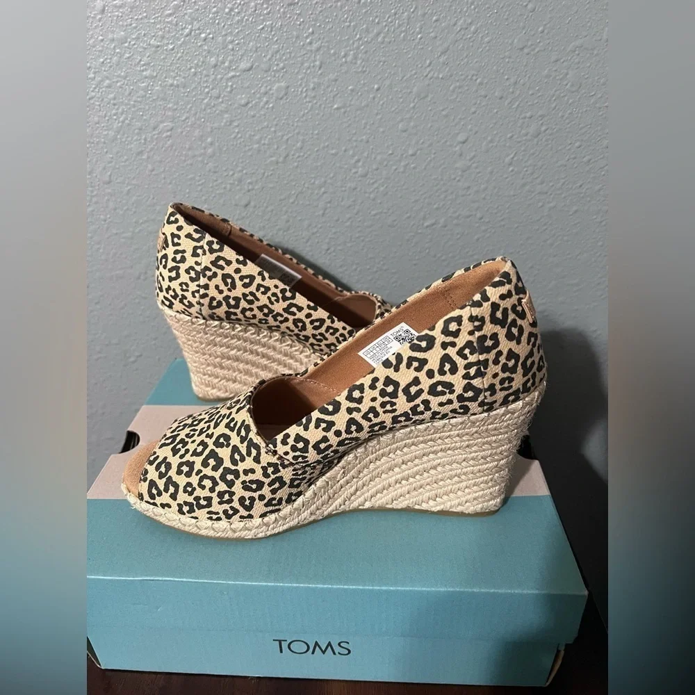 NIB TOMS Leopard Espadrille Peep Toe Wedges Women’s Sz 7 US NEW In BOX 3.5 Heel